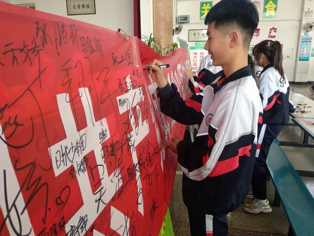 结合专题展,平罗县第二中学还组织开展了"致敬百年路 启航新征程"倡议