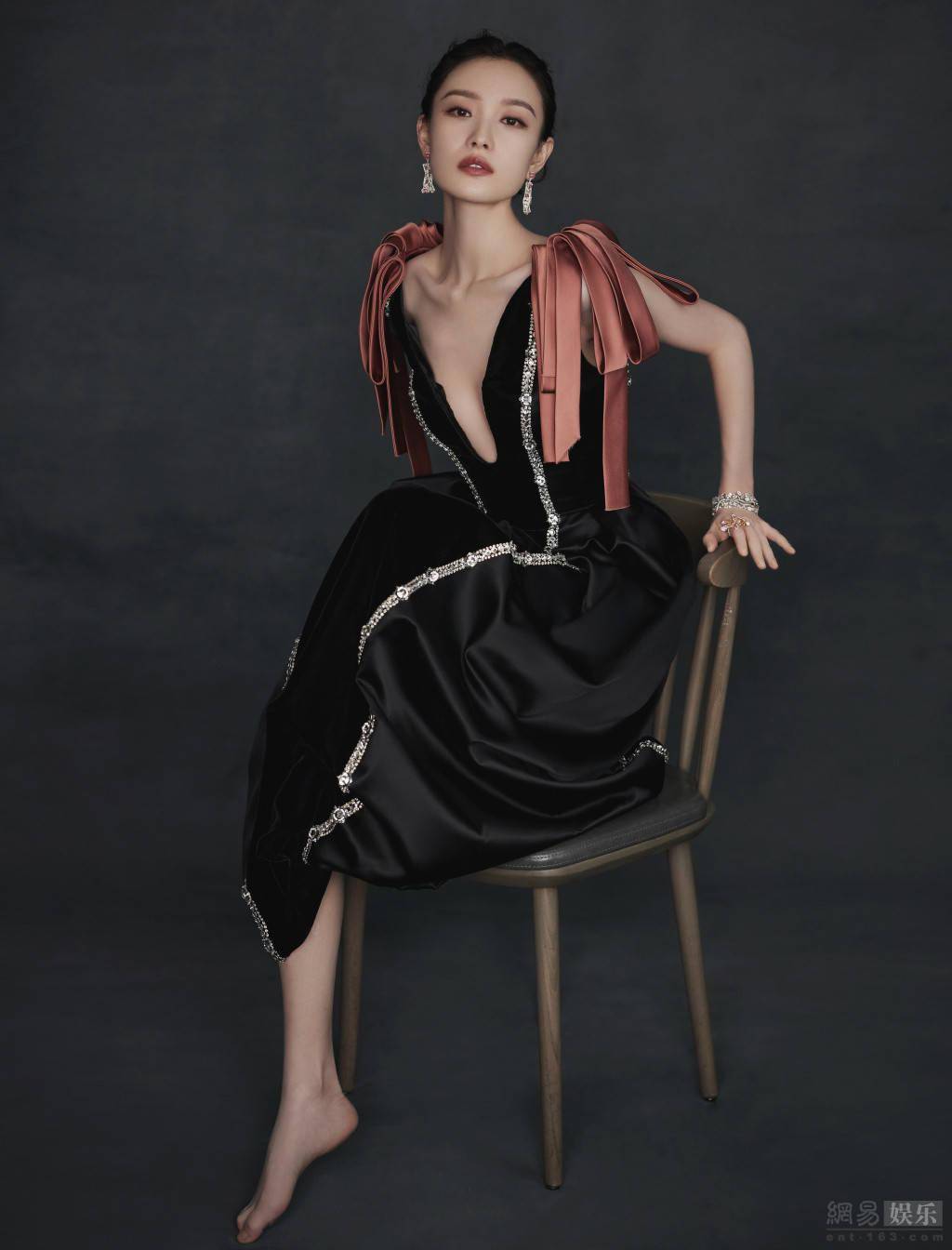 倪妮穿深v宫廷风礼裙五官精致风情万种