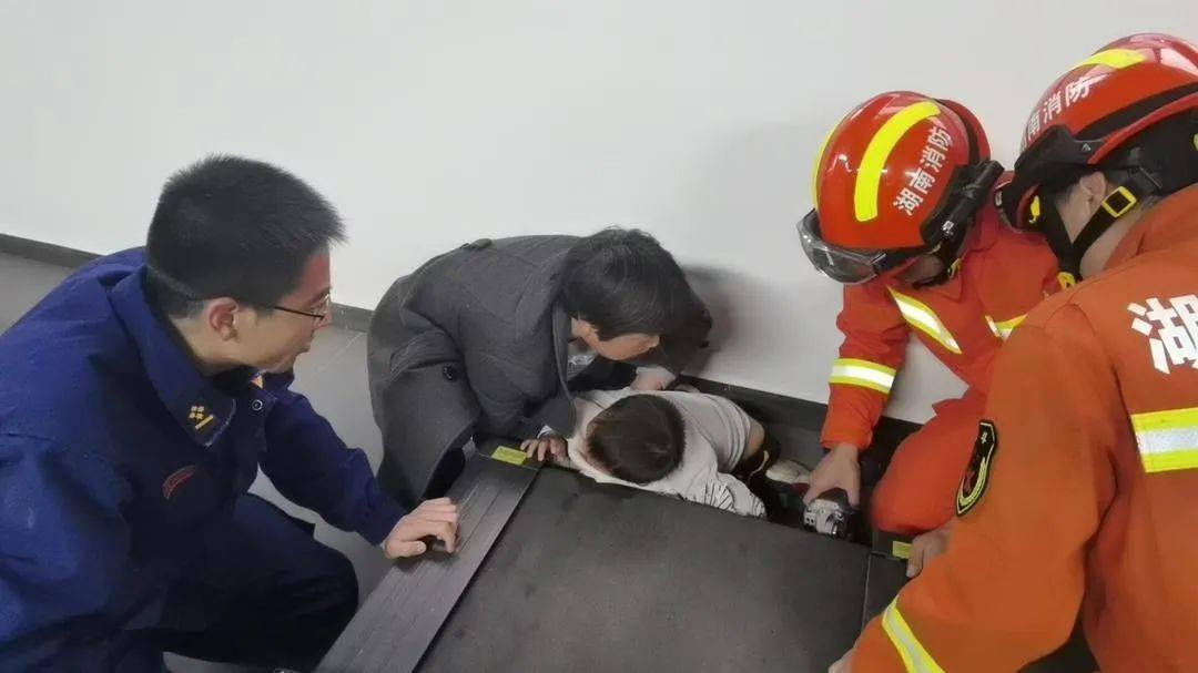 紧急5岁小男孩被卡跑步机永定消防紧急救援