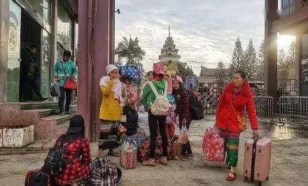 因为瑞丽很多村寨居民和缅甸居民本来就是一族,同宗同源,而且距离也