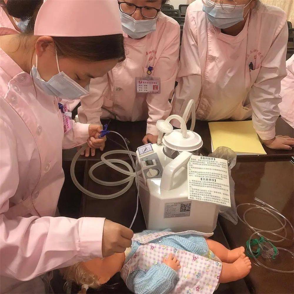 演练结束后,参训人员积极练习正确拍背方法,使用电动吸引器吸痰等操作