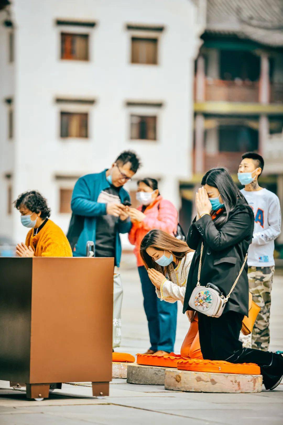 但我们还是能从大雄宝殿中络绎不绝的叩拜罗汉堂外求签处排起的长队