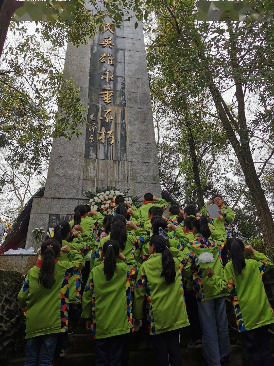 舟白中学实验中学育才中学新华初级中学黔江初级中学在革命烈士陵园