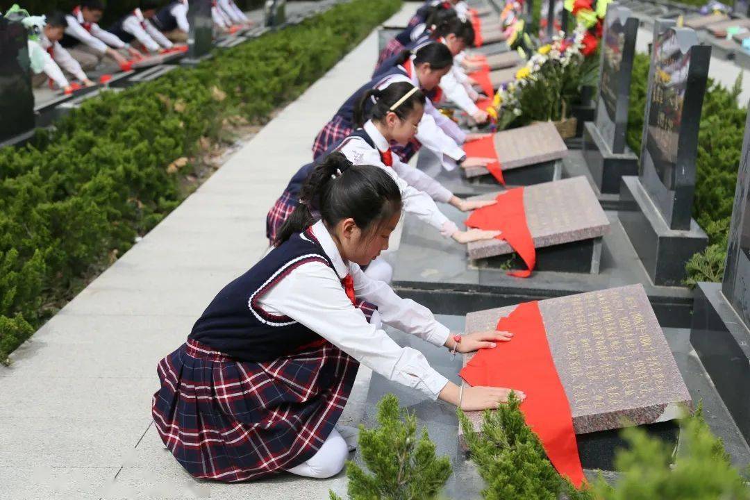 滁州市第二小学的少先队员在革命烈士纪念馆内讲述红色故事.