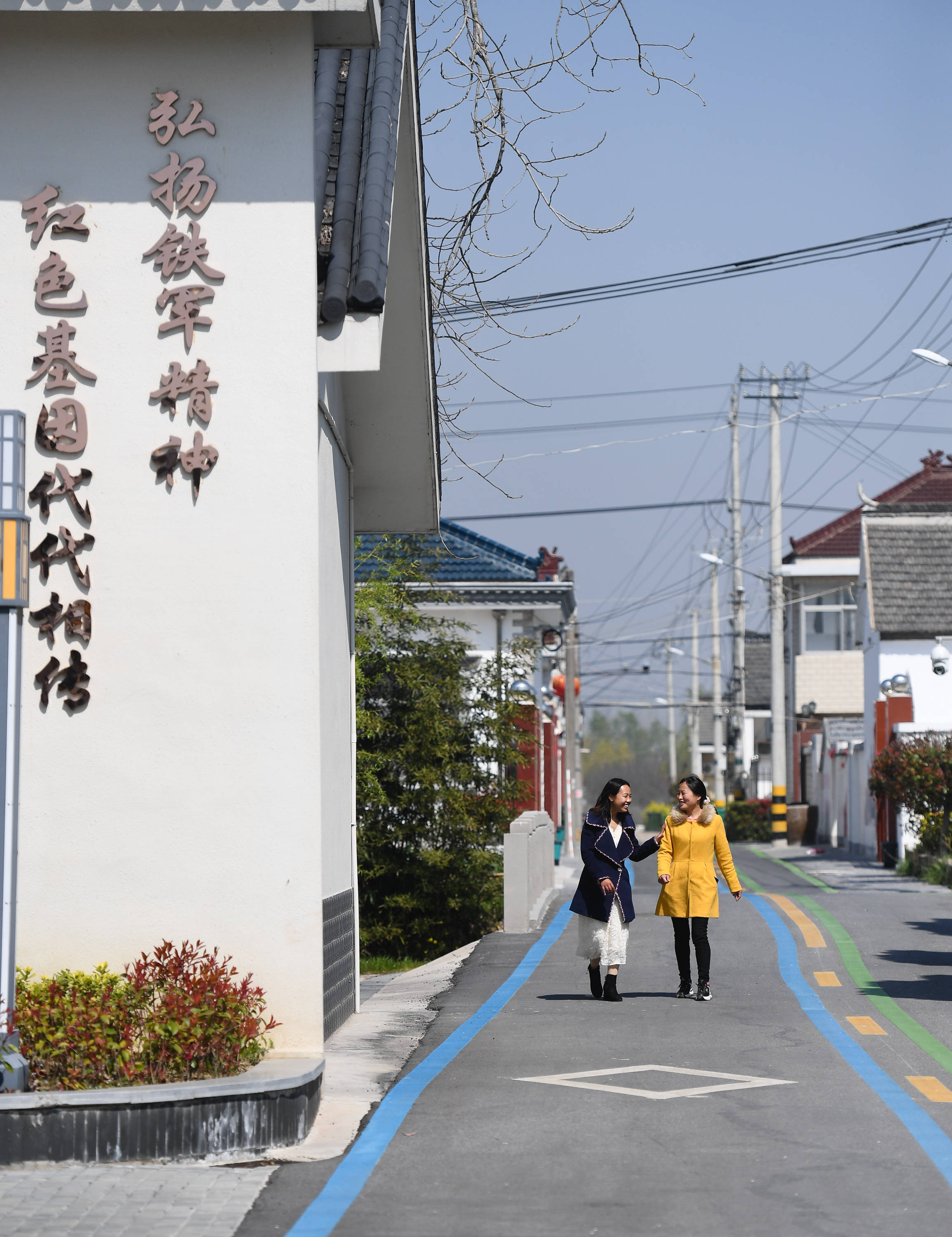 遊客在鹽城大豐區新豐鎮鬱金香花海內賞花遊玩(2019年4月6日攝,無人機