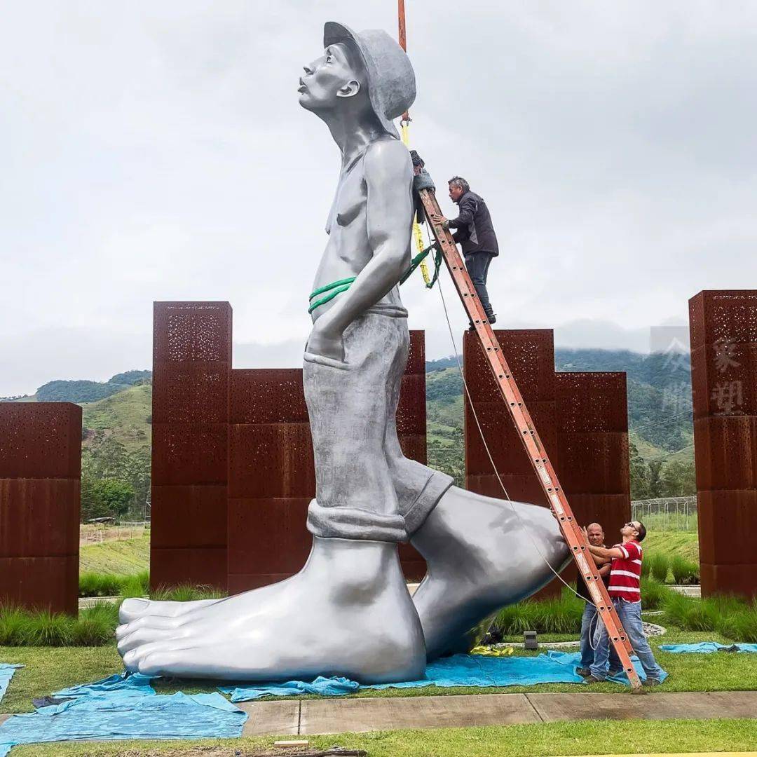 idan zareski | 大脚家族系列_雕塑