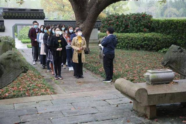 在庄严肃穆的清竹园内,钱大昕墓静静矗立在一片林荫之中.