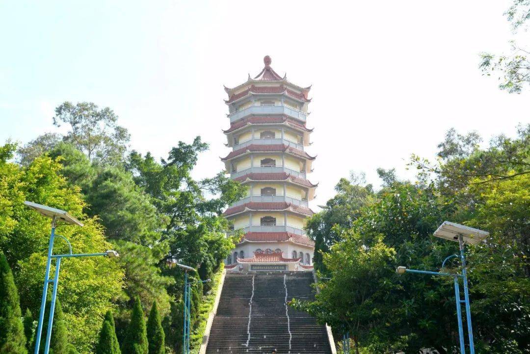 桂东南抗日武装起义纪念塔1945年春,桂东南抗日武装起义爆发.