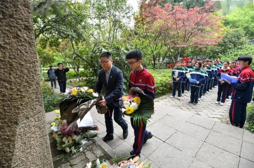 在松陵公园的广场上,师生们手持黄白色花束,排着整齐的队伍,庄严肃穆.
