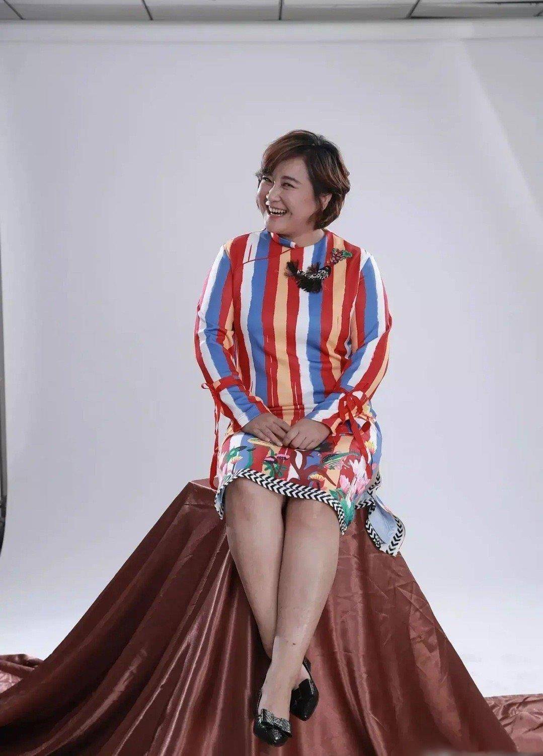 贾玲火了就是不一样多肉身材挑战彩色旗袍却意外穿出曲线感