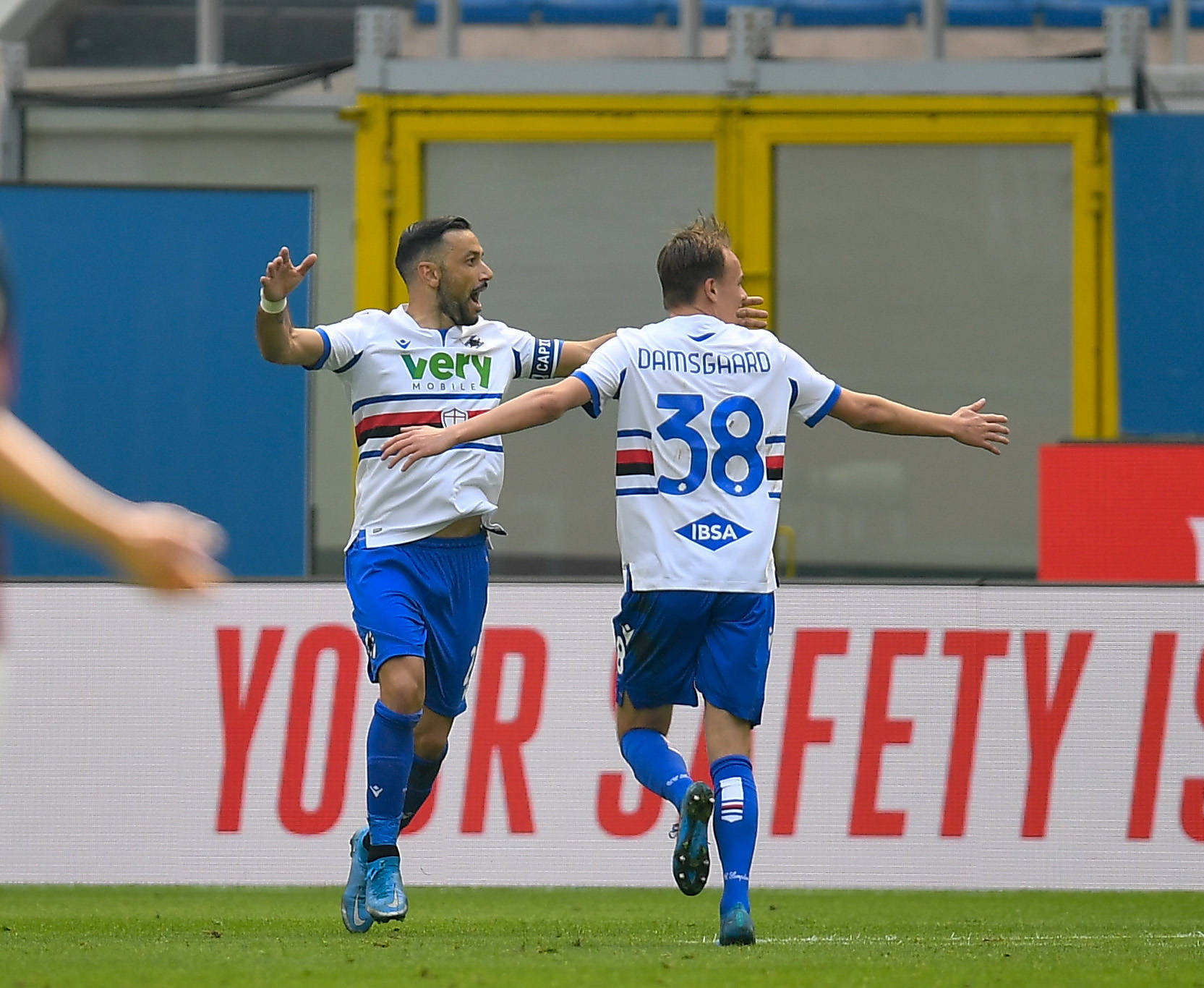 4月3日,桑普多利亚队球员夸利亚雷拉(左)庆祝进球.