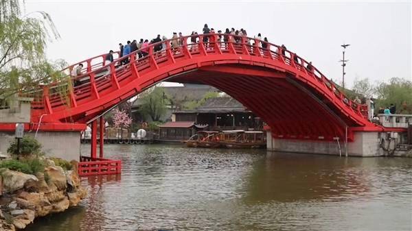 上万游客涌入石桥 清明上河园回应：随时入园