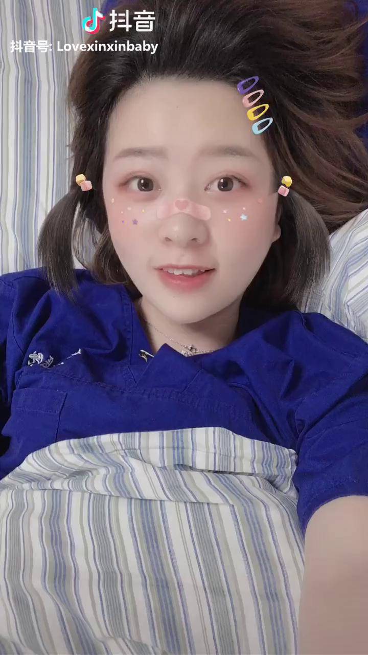 双马尾的小可爱刚睡醒的小可爱