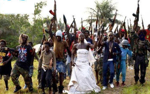 非洲的野蛮婚礼：婚礼当天新娘被抢，众人只能驻足观望却无力制止