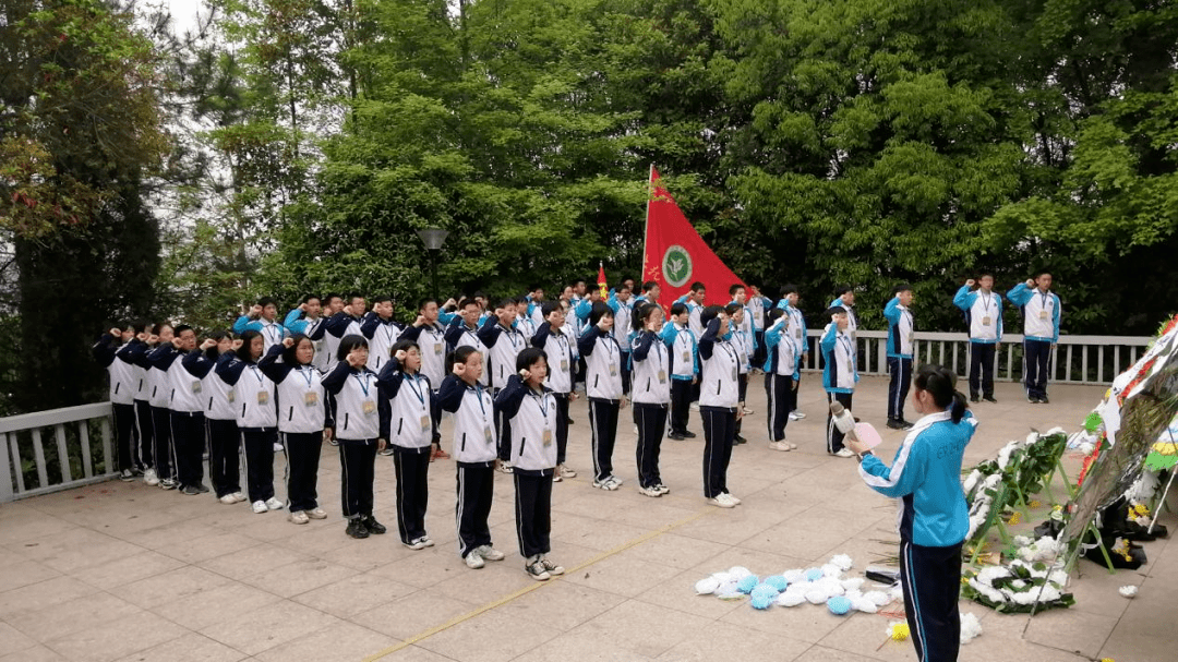 4月2日,上猶二中組織校團委學生會全體幹部,各班團員代表前往東山寺