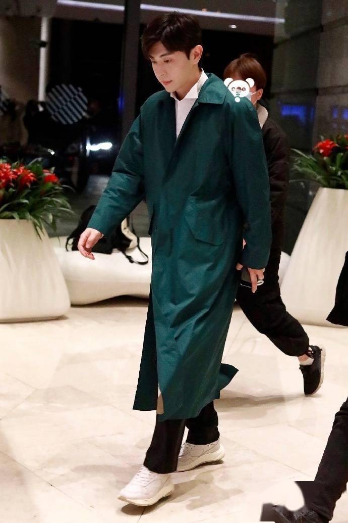 邓伦《密室大逃脱》下班饭拍分享 绿色长款风衣造型清新养眼