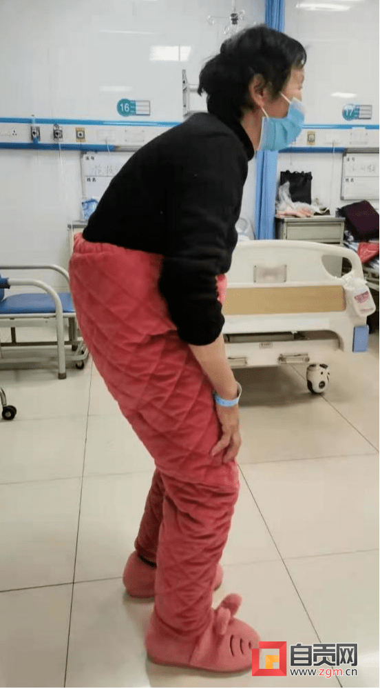 七旬老太挺直腰杆直面人生