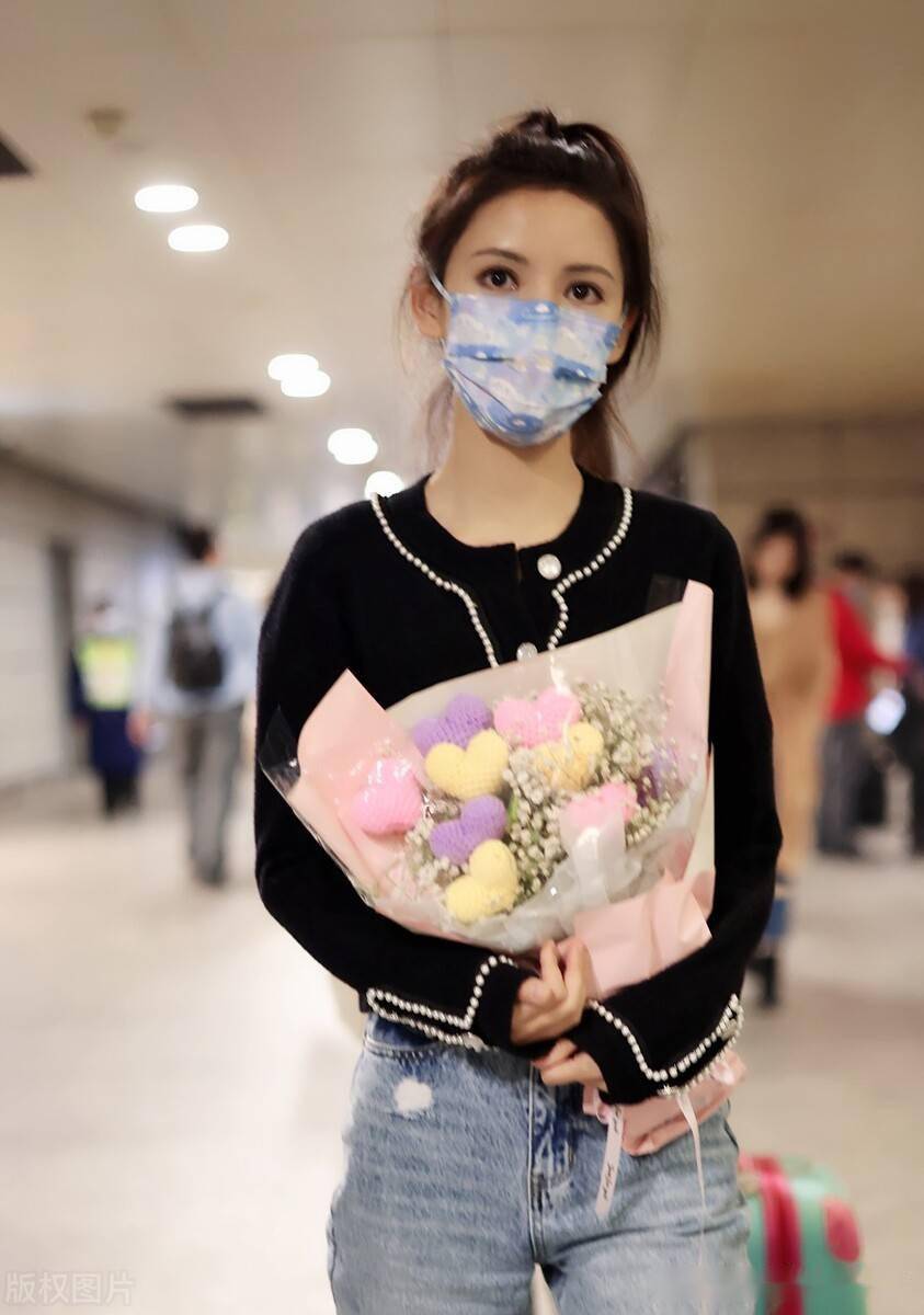 张予曦扎着单马尾口罩遮面身穿黑色珍珠边休闲外套