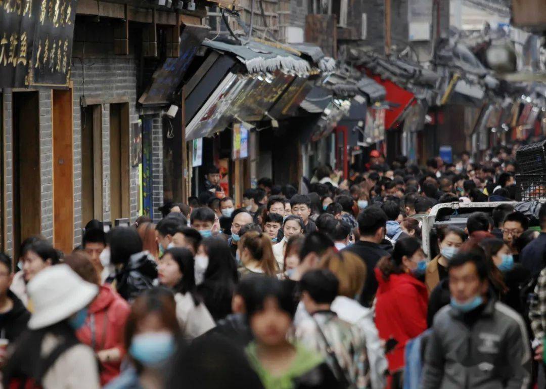 游在做好疫情防护的前提下来芙蓉街游玩的市民和游客也如往日般熙熙攘攘