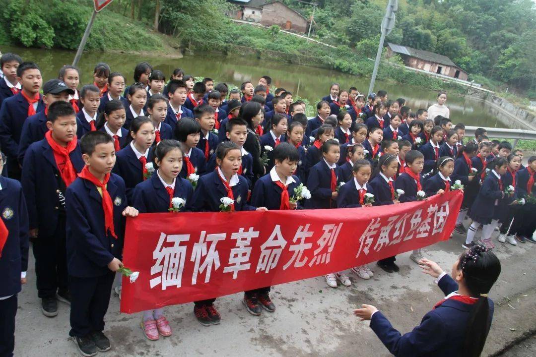 永川区教育系统践行"传承红色基因 祭奠英雄先烈"……_烈士纪念碑