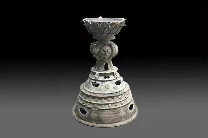 壶口沿菱形,似枭首,卷唇,细长颈,鼓腹,底部有插杆插于喇叭形器座上口