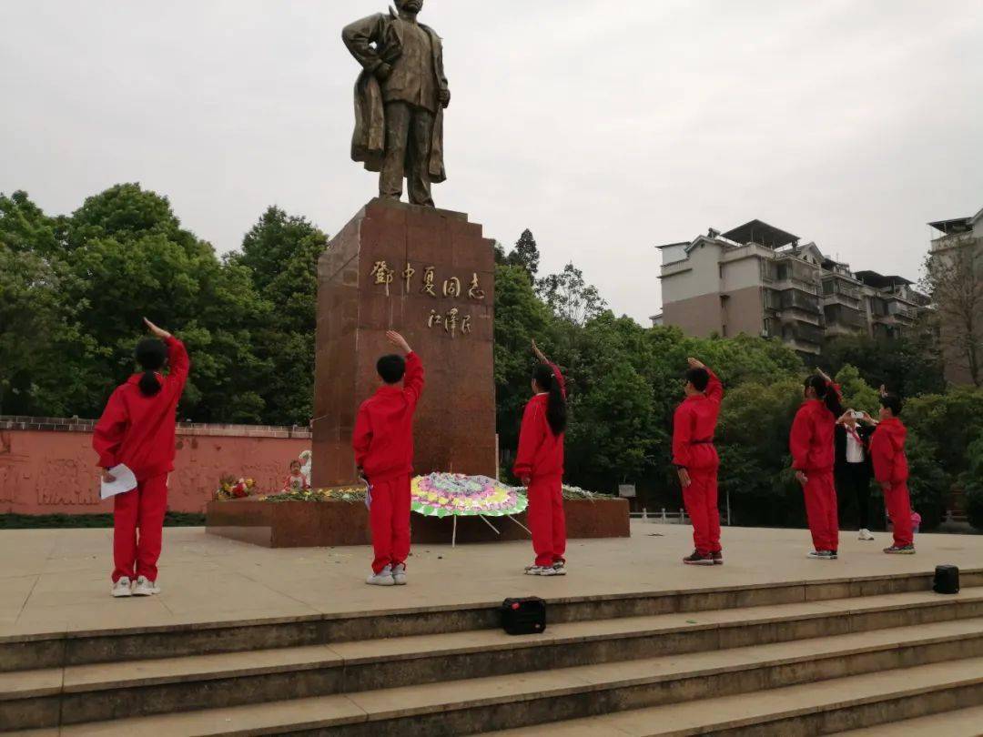 带着小黄菊,前往邓中夏烈士像祭奠