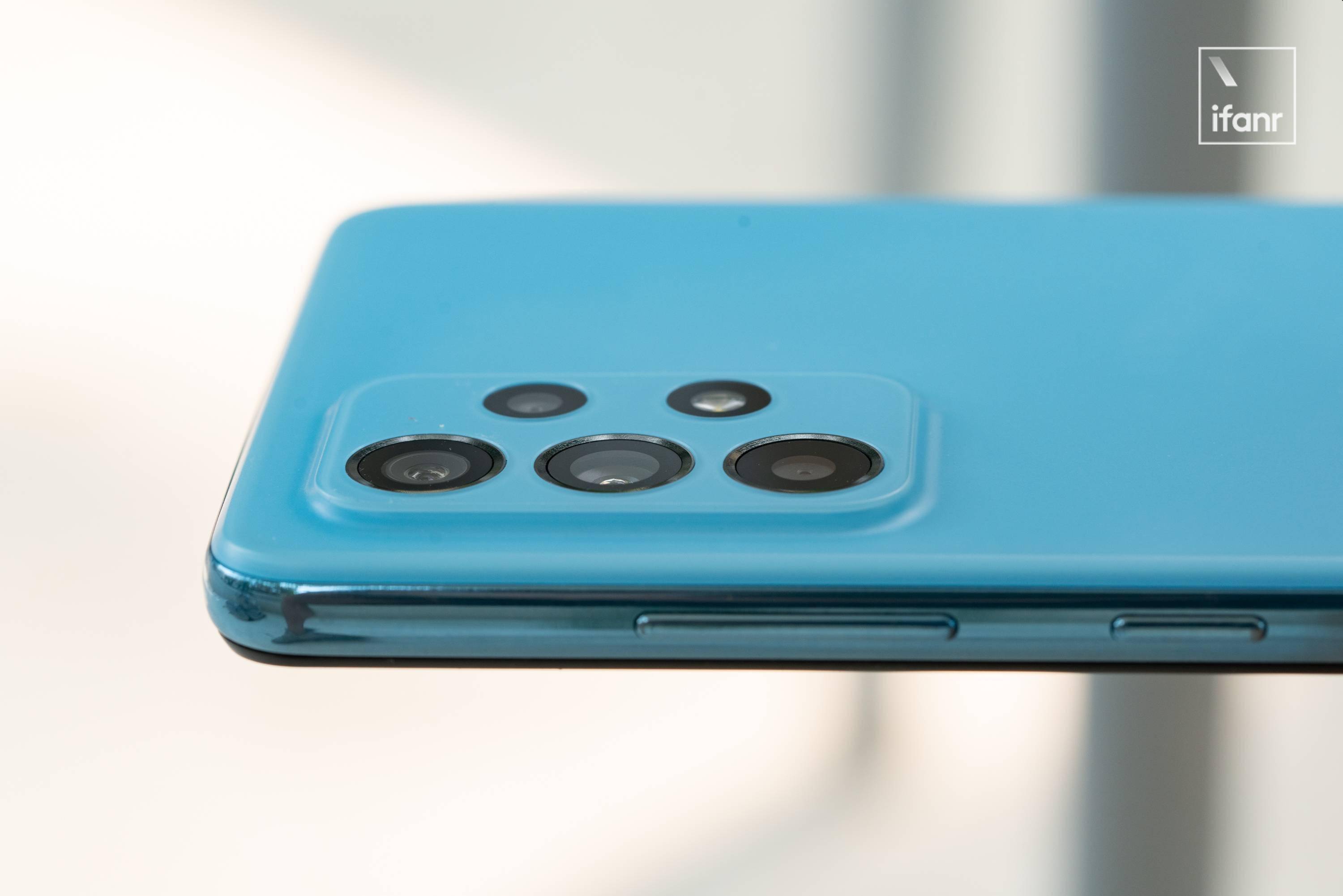 三星galaxy a52 5g 图赏:120hz 屏幕和 ip67 能打动年轻人吗?_塑料