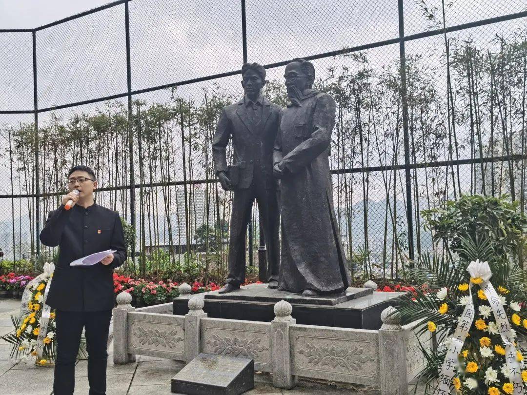 学校还摆放了王若飞,黄齐生烈士的雕像,并邀请了家长志愿者进校,与