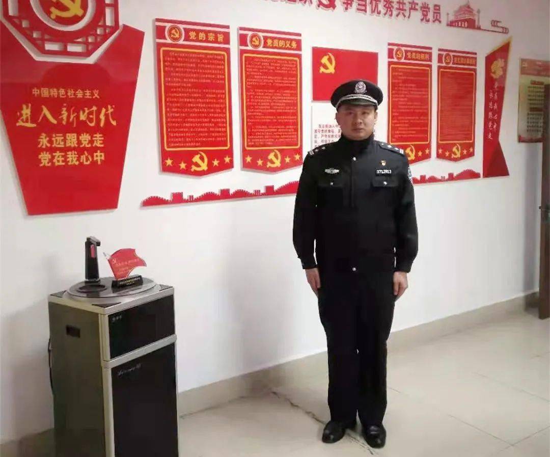 滕监先模人物展李进宝无人生来英雄平凡铸就伟大