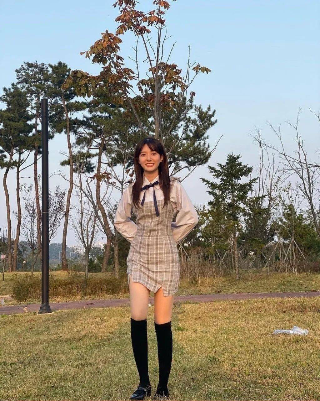 衬衫拼接格纹裙充满学院风格,长筒靴 皮鞋的组合更是典型的学生妹装扮