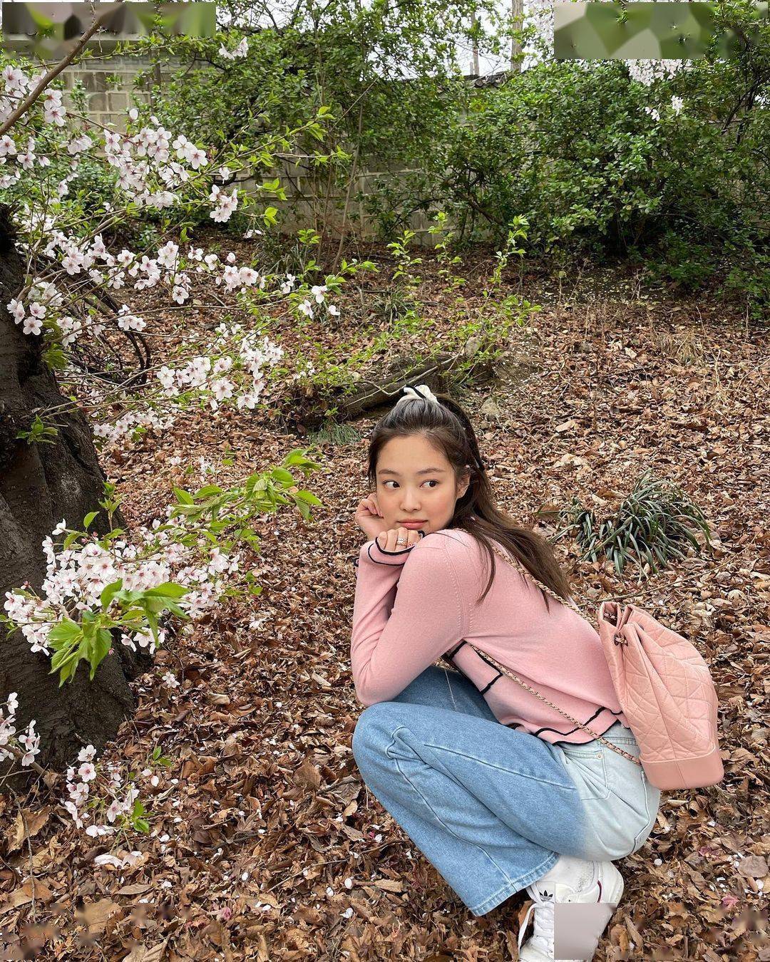 jennie更新春游照,穿樱花粉开衫配渐变裤,小学生都没她嫩
