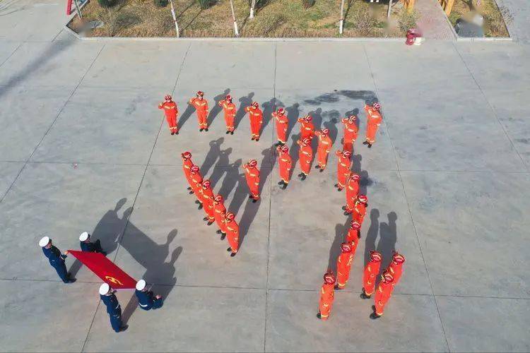 近日,临泽消防大队组织全体指战员用身体摆出党徽造型,向建党100周年