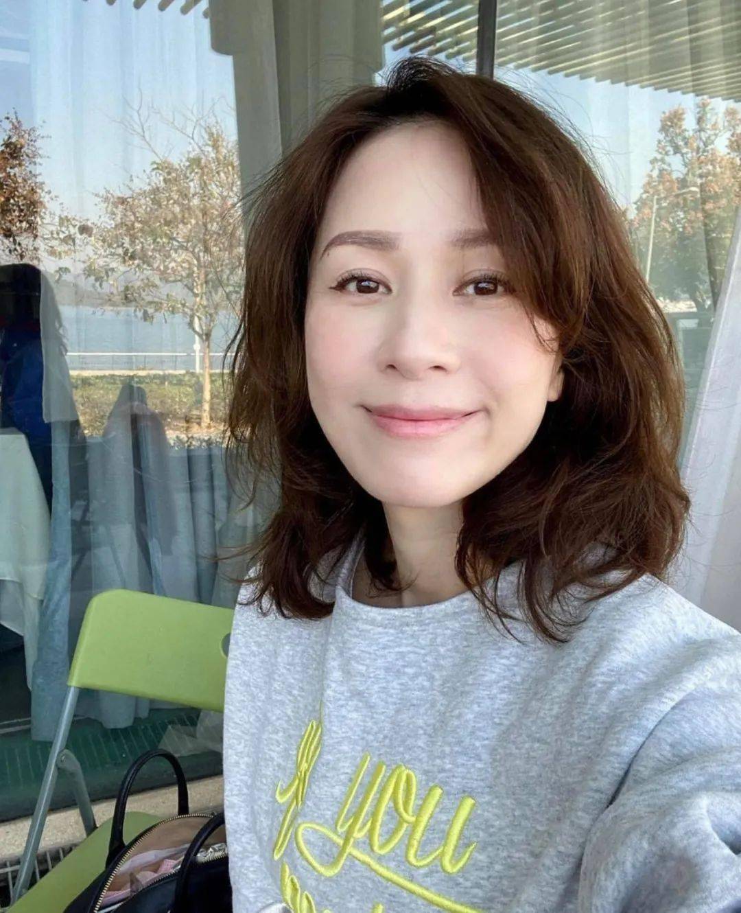 ▼46岁邝文珣生日秀美腿▼