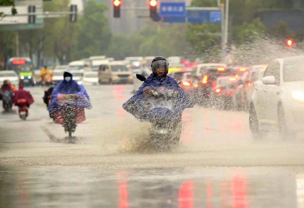 行人在街上遇暴雨 及时躲避