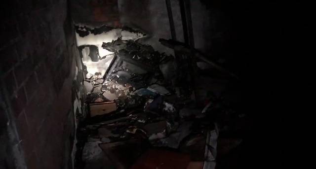 一居民楼突发火灾,他们抱起90多岁的老人和孩子穿过火场