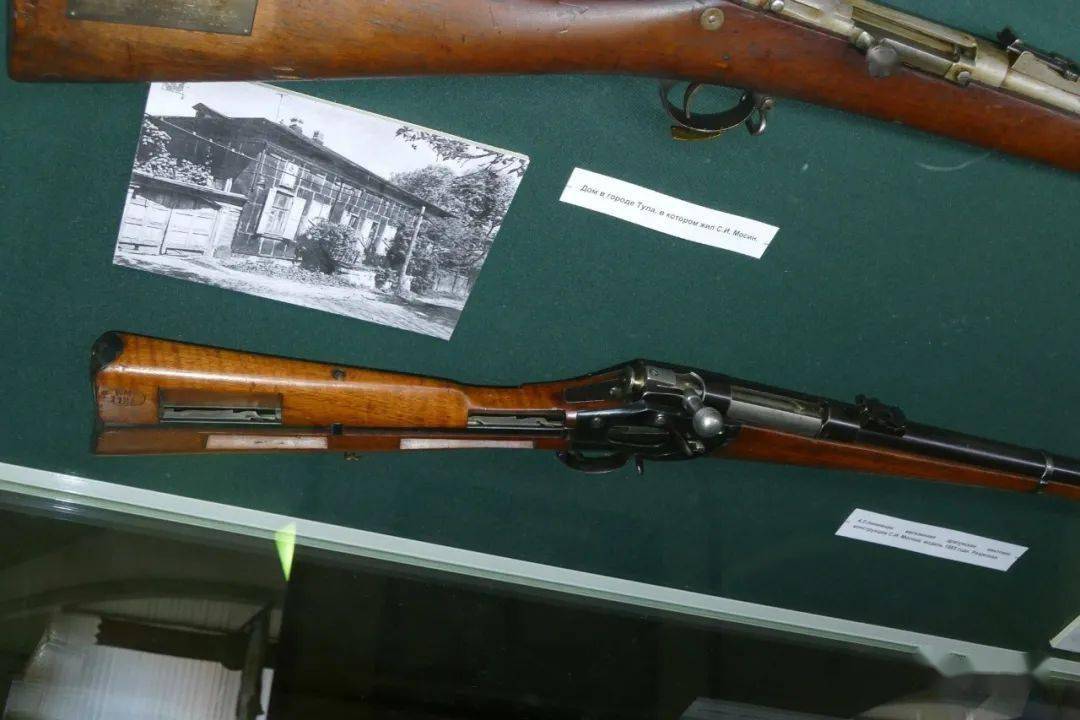 莫辛在1880年代提交的内置弹仓供弹步枪,口径:10.6mm