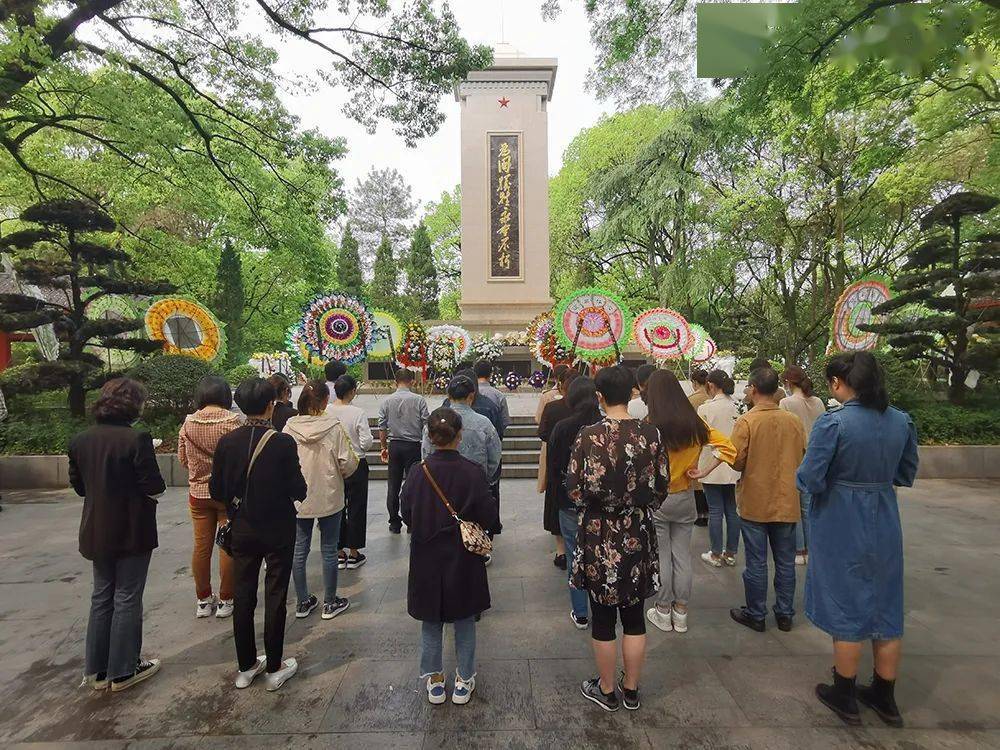 在万象山烈士陵园,党员,预备党员,入党积极分子40多人集体默哀之后向