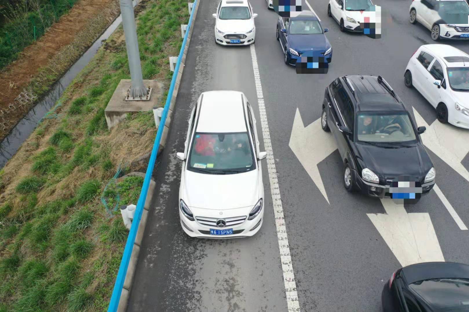 還敢違法走高速應急車道無人機抓拍沒商量