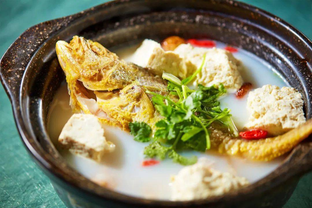 另一道叄巴酱淋黄花鱼则带来别样的东南亚风味,选用新加坡的传统