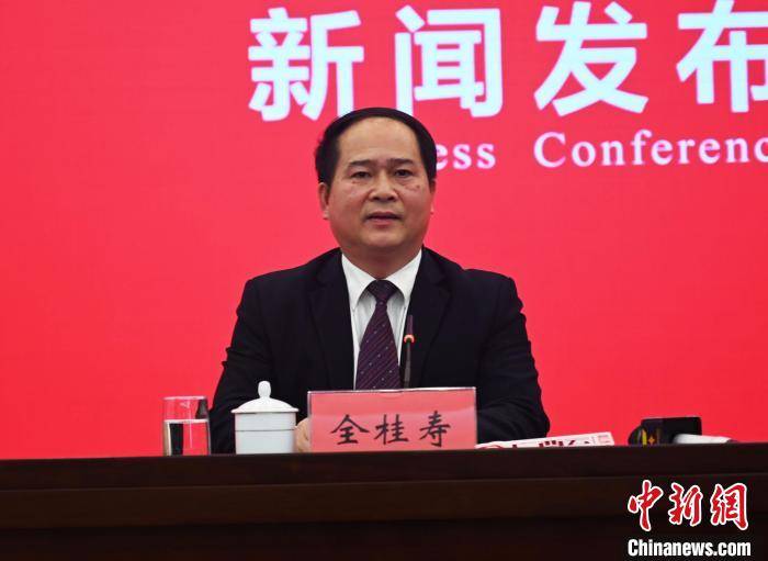 图为中共梧州市委书记全桂寿在会上介绍相关情况.