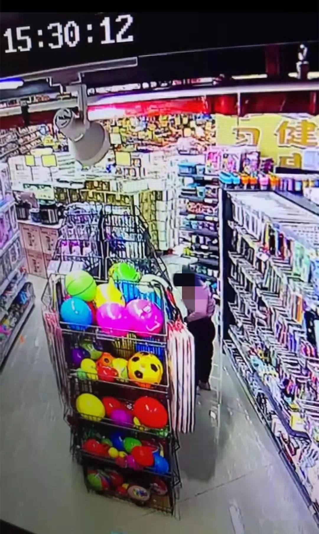 小孩子组团到超市偷东西家长无理取闹店主吃闷亏