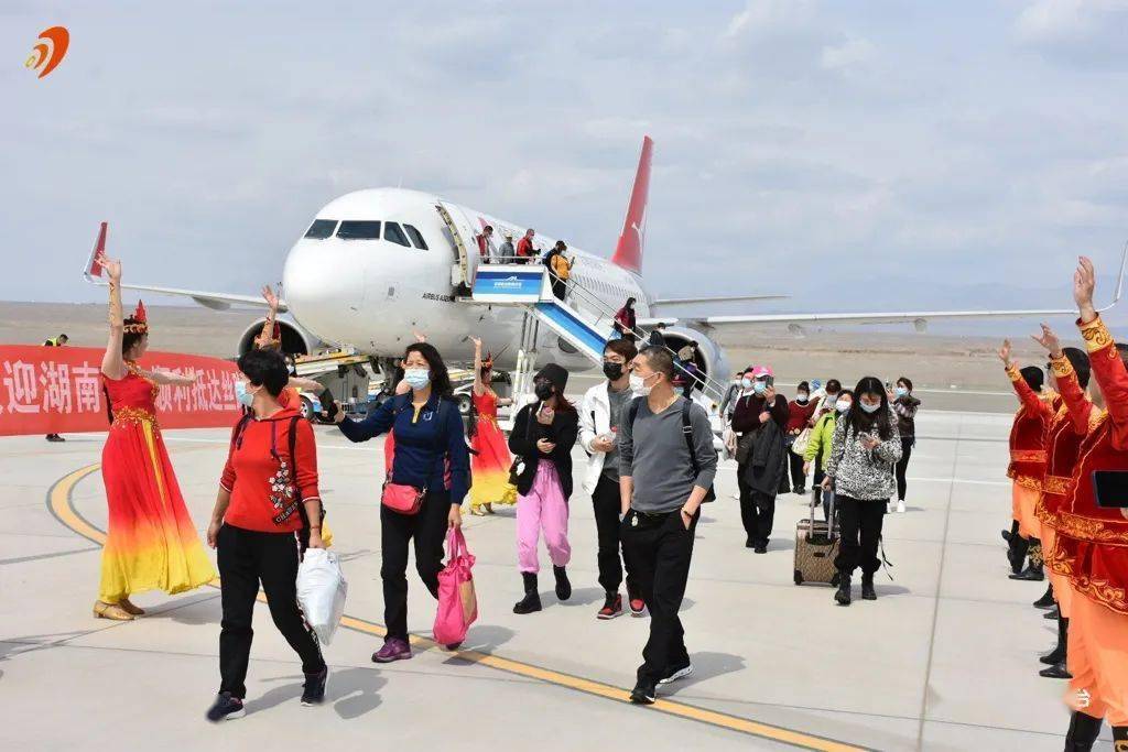 今年首趟湖南旅游包机抵达吐鲁番