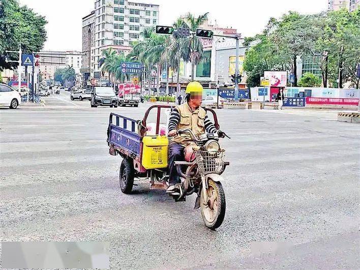 燕罗街道广田路有市民骑行电动三轮车.