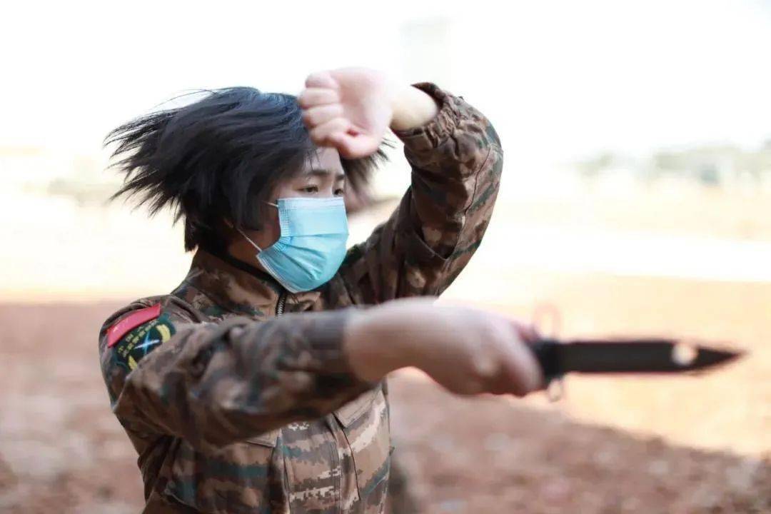 中国女兵秀肌肉够猛