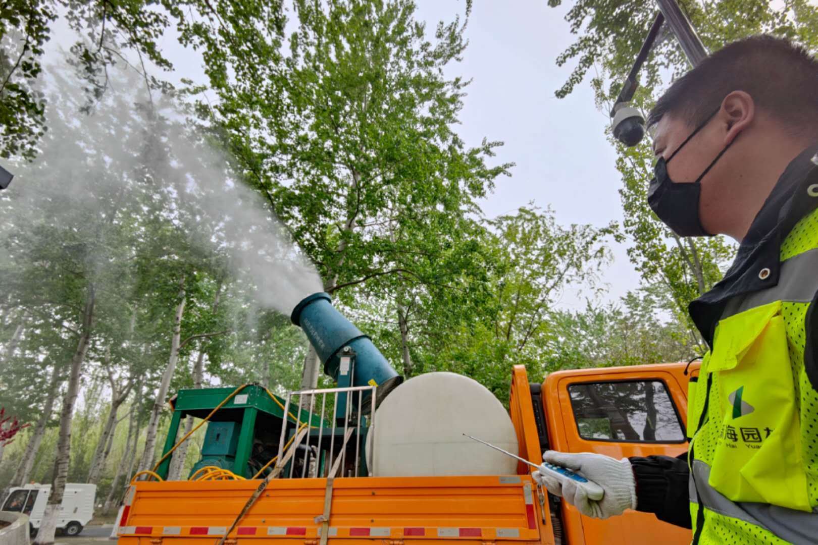 直击北京杨柳飞絮治理高压喷雾车上阵
