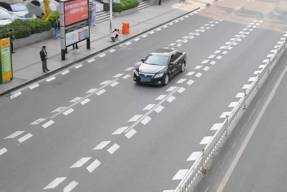 开车遇到鱼骨线该怎么走交警这都不明白活该被扣分