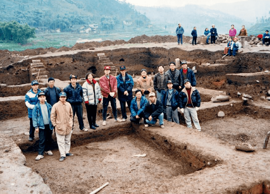 中坝遗址全景中坝遗址1997年度发掘人员中坝遗址2002年度发掘人员三峡