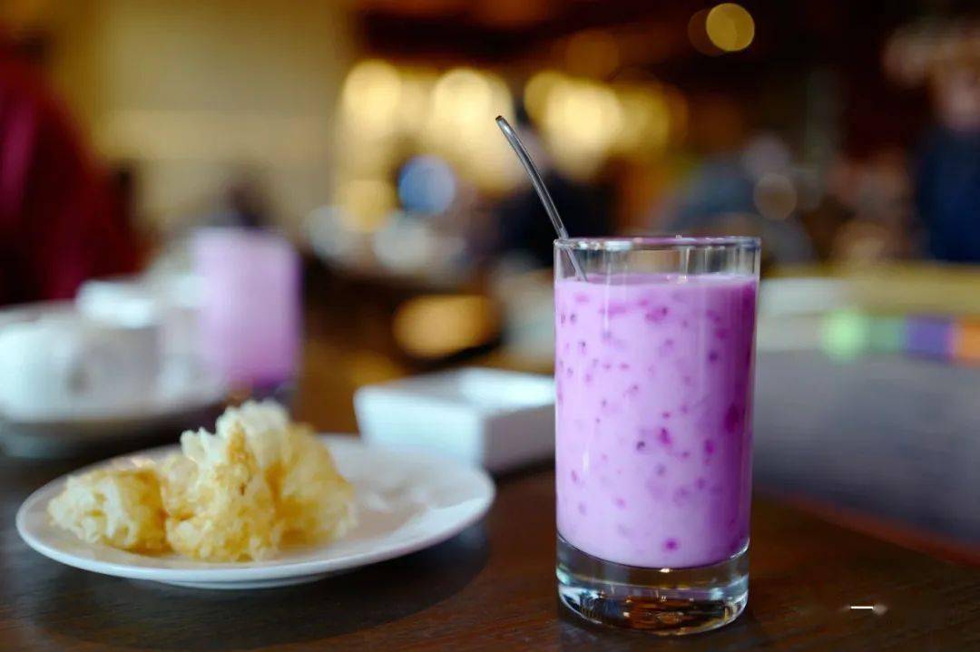 本地特产的紫色火龙果,打出一杯健康的酸奶,真好看