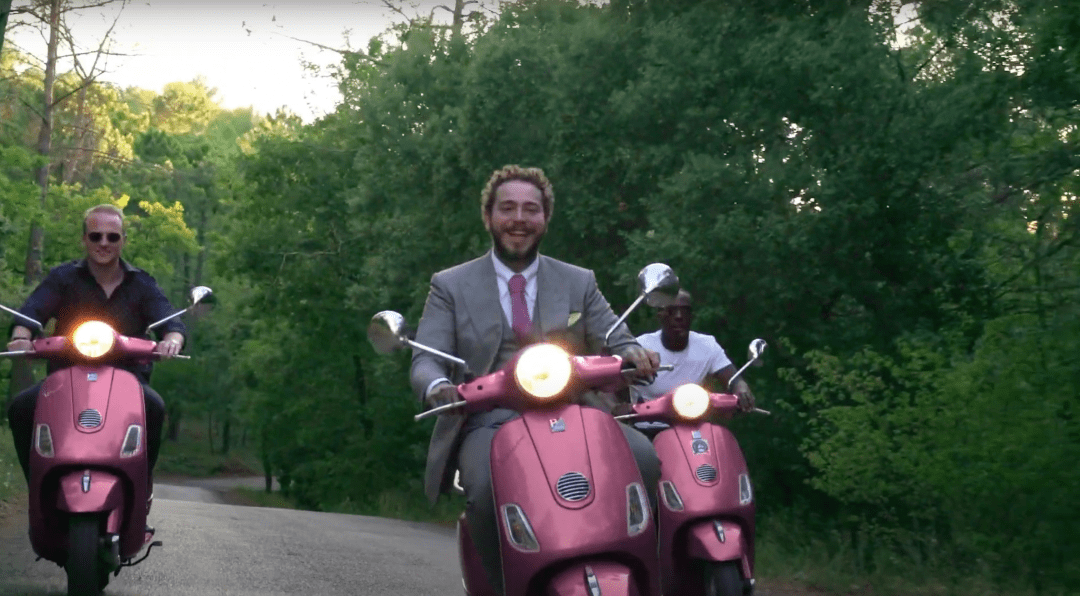 预告片中看到马龙骑着粉色小电驴,戴着里查德米勒在庄园视察情况,等到