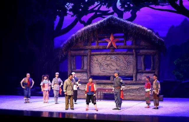 4月10日,演员在儿童京剧《少年英雄·王二小》中表演